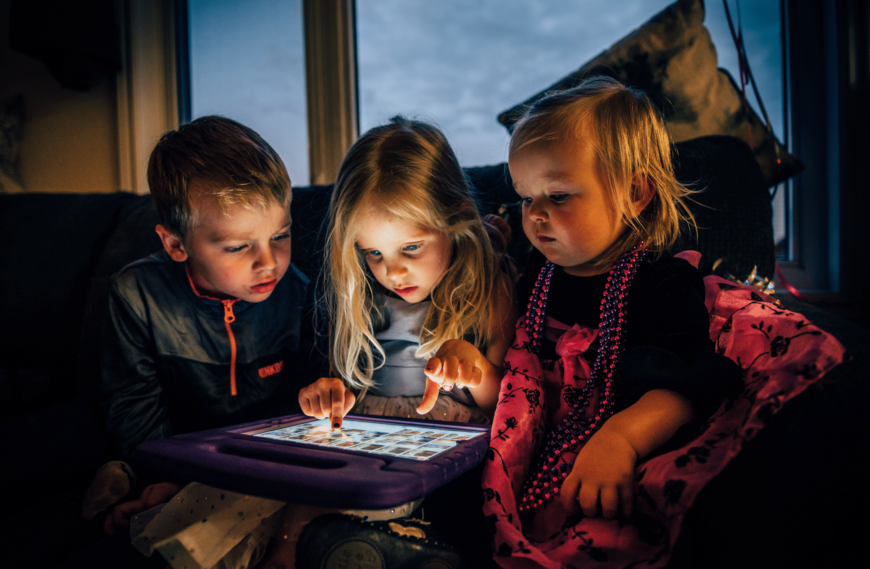 Image représentant de jeunes enfants atour d'une tablette numérique
