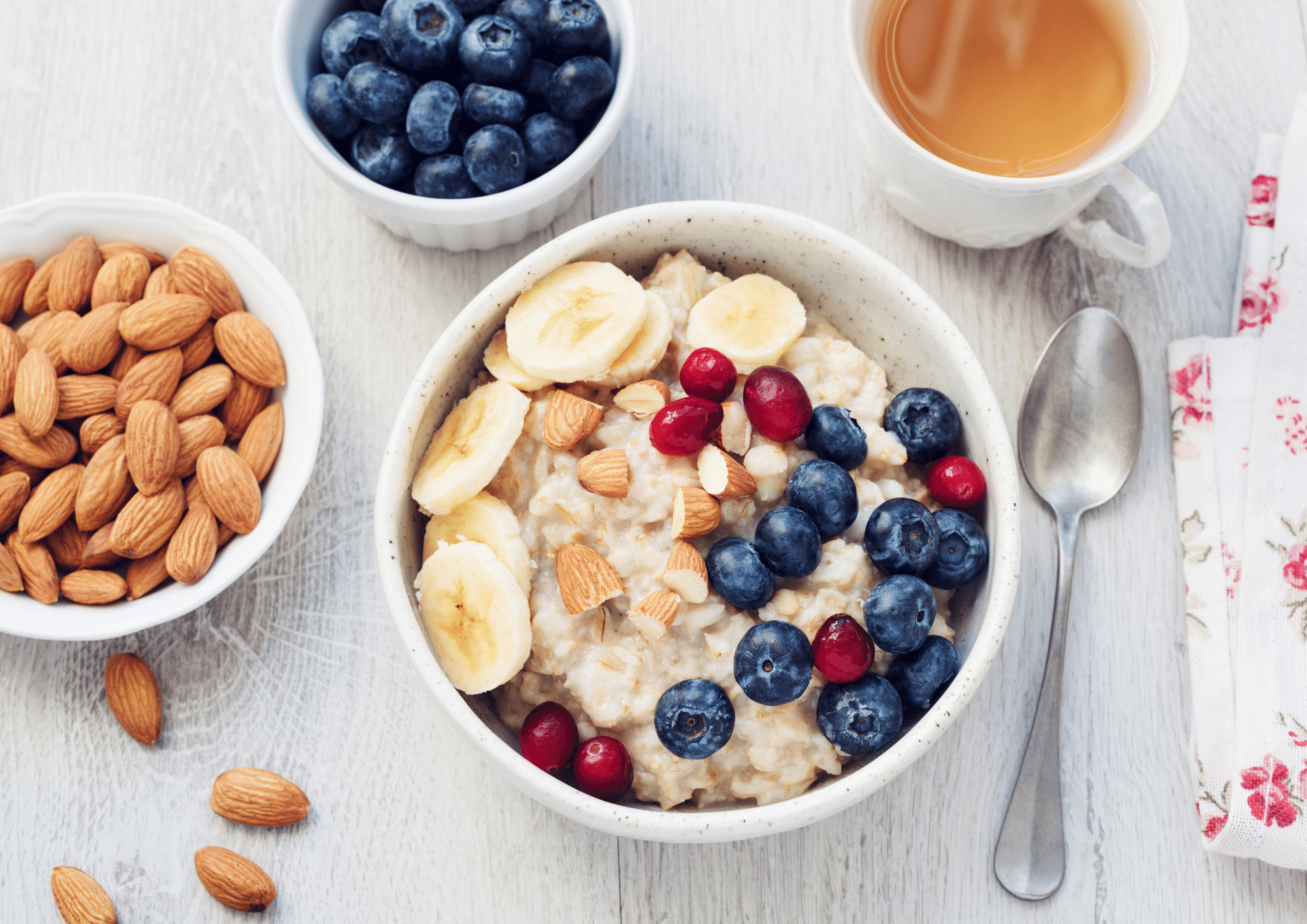 Porridge aux fruits Ingrédients : 40 g de flocons d’avoine, 200 ml de lait ou boisson végétale, 1 cuillère à café de miel ou sirop d’érable, Fruits de saison (pomme, poire, baies). Préparation : Faire chauffer les flocons d’avoine avec le lait à feu doux, ajouter le miel, et servir avec des fruits coupés en morceaux.