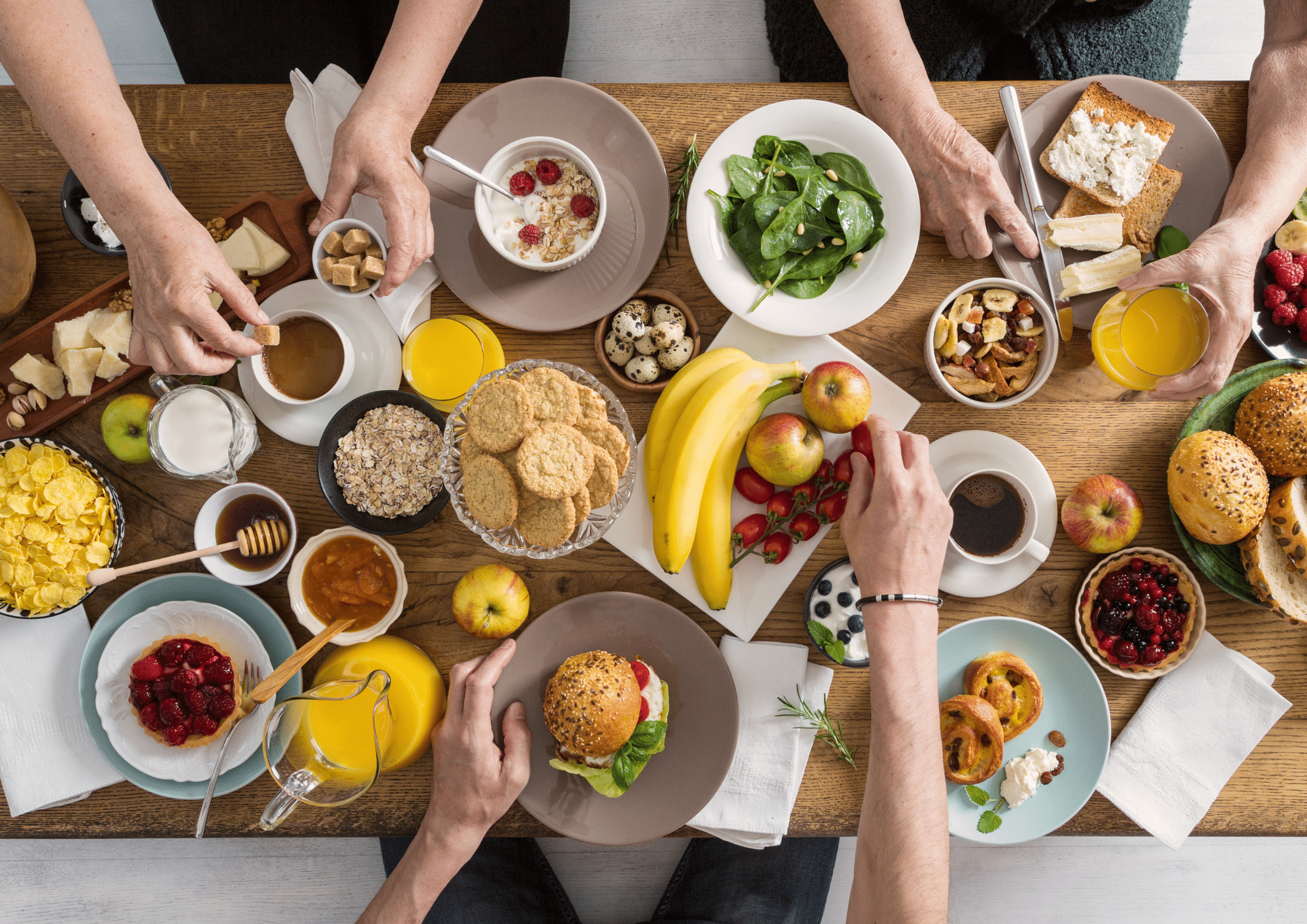 Le petit déjeuner est souvent présenté comme le repas le plus important de la journée, et ce n’est pas sans raison. Après une nuit de sommeil, le corps de l’enfant a besoin de refaire le plein d’énergie pour bien démarrer la journée, être attentif en classe et éviter les petits coups de fatigue du matin. Pourtant, beaucoup d’enfants sautent ce repas ou se contentent d’aliments trop sucrés qui ne couvrent pas vraiment leurs besoins. Alors, comment composer un petit déjeuner équilibré, adapté aux enfants, et donner envie de manger dès le réveil ?Pourquoi le petit déjeuner est-il si important ?Le petit déjeuner permet avant tout de « rompre le jeûne » de la nuit. Durant plusieurs heures, l’organisme a fonctionné sans apport énergétique. Au réveil, l’enfant a besoin de carburant pour relancer son métabolisme, se concentrer en classe et avoir assez d’énergie pour tenir jusqu’au déjeuner.